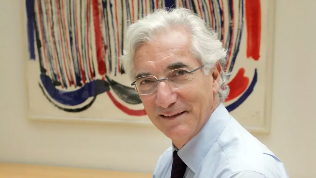 13rd april 2021
“Investire per l’impatto sociale e ambientale è molto più di una scelta morale, è un modo intelligente di fare finanza e impresa”.

Esordisce così Sir Ronald Cohen, colui che nel luglio del 2013 ricevette dai leader del G8 il mandato di guidare la Task Force for Impact Investing, con l’obiettivo di affermare l’idea di una finanza capace di ricercare non solo il profitto ma anche soluzioni a problemi sociali e ambientali. Il rapporto finale della Task Force, “Il cuore invisibile dei mercati”, diede il via ad un movimento globale e ad una trasformazione dei mercati che oggi si misura in migliaia di miliardi di investimenti. Nato in Egitto e rifugiato in Gran Bretagna all’età di undici anni dopo la crisi di Suez, educato ad Oxford e Harvard, finanziere di grande successo nell’era d’oro del venture capital e del private equity, oggi è leader de