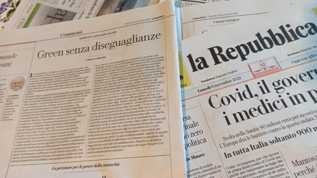 8th November 2021

Questa settimana, a Glasgow, la politica proverà ancora una volta a trovare una convergenza sulle azioni da mettere in atto per contrastare il cambiamento climatico e i suoi effetti devastanti. Nel frattempo, 35 mila miliardi di dollari continueranno ad essere investiti in imprese e progetti scelti secondo criteri che, sulla carta, dovrebbero concorrere agli stessi obiettivi che verranno discussi a Glasgow ed invece sono viziati da elementi che rischiano di rendere vano ogni sforzo politico.
Su questo fronte, i grandi leader del mondo si ritroveranno in Scozia con una novità sgradevole. La grammatica che chiamiamo criteri ESG, con la quale misuriamo le prestazioni ambientali e sociali delle imprese e dei portafogli finanziari e consideriamo una preziosa alleata per uno sviluppo più sostenibile, non solo è fragile e incoerente (questo lo sapevamo da tempo), ma incorpora alcune caratteristiche che riflettono e amplificano le deviazioni del sistema capitalistico, invece di correggerle.
Una in particolare, riflessa limpidamente nell’intervista del presidente Sànchez a Repubblica, è quella di dover conciliare la transizione ecologica con elementi di giustizia sociale.
Se leggiamo il problema della cosiddetta transizione giusta dentro il quadro definito dagli ESG, vediamo che quella grammatica è fatta da una E (di ambientale) molto grande, rispetto a una S (di sociale) sproporzionatamente piccola e terribilmente mal misurata. Le ragioni sono facilmente comprensibili: la E è più facile da misurare quantitativamente ed è relativamente poco rivale agli obiettivi di profitto e rendimento e per questo molto meno sgradita ai grandi operatori finanziari e alle imprese. La S di sociale è invece complessa da misurare e spesso direttamente conflittuale con gli obiettivi di profitto. Per questo, i mercati finanziari trovano conveniente vestire di verde i propri propositi di sostenibilità, sbarazzandosi di tutto ciò che ha a che fare con disuguaglianze, esclusione e povertà. 